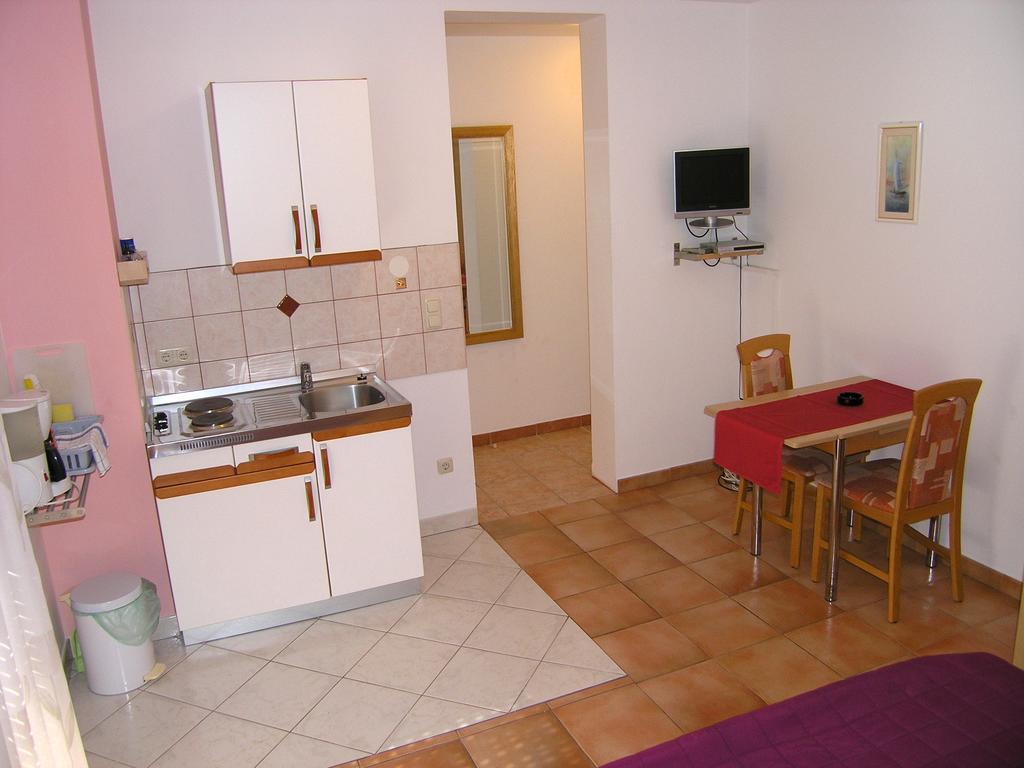 Apartments Kristina Krk Town Exterior foto
